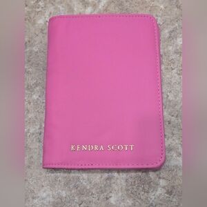 Kendra Scott Passport Luggage Cover Pink NWT